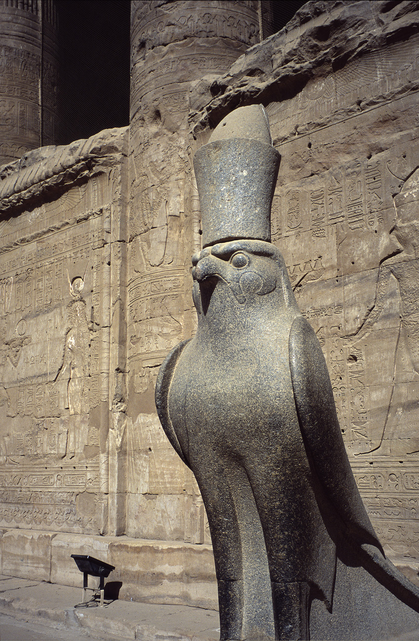 egyp05_22 statue edfou.jpg - Edfou temple d'Horus la fameuse statue d'Horus accueille le visiteur à l'entrée du premier pylône PROVIA 100 F
